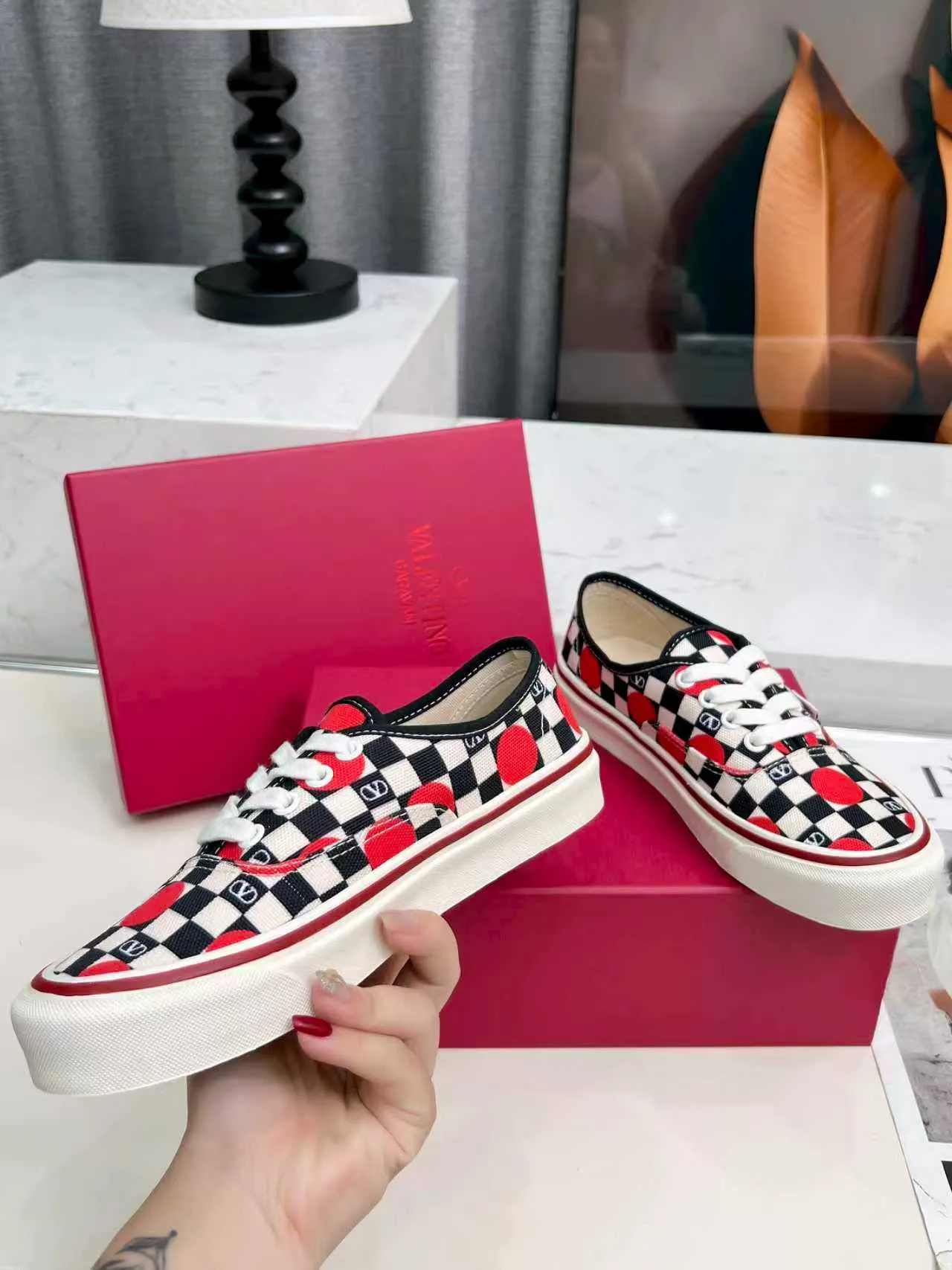 [Valentino Giving classic shoes a personality that spans the ages. Many celebrities - Jolin Tsai. Yang Zi. Liu Wen. Ma Baiquan. Choi Soobin. freen. Song Zuer. JJ Lin. zel. Cecilia Cheung. shark. Xin Yunlai...same style.